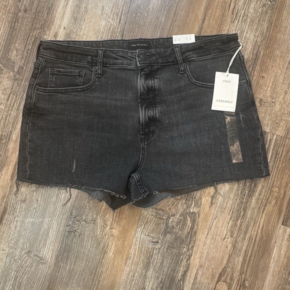 NWT Free Assembly 90s Cut Off Women’s 14 High Waisted Black Gray Shorts Raw Hem - Picture 1 of 6